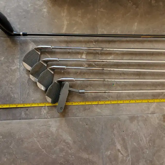 Jr. / Kida WILSON PRO STAFF Golf Clubs with Stand Bag in Golf in Barrie - Image 9