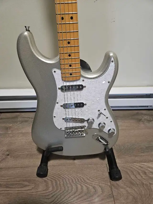 Fender Stratocaster Mexicaine in Guitars in Sherbrooke - Image 4