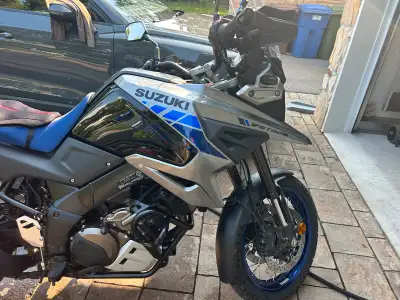 Vstrom 1050 XT 2021, garantie Suzuki complete aout 2027, 11200km, proprietaire original, poignee cha...