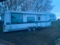 Kustom coach 29’ 5th wheel RV trailer