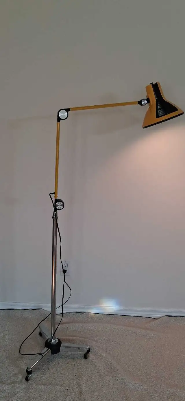 Vintage Floor Lamp in Indoor Lighting & Fans in Markham / York Region - Image 3