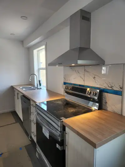 2 km to Ashcroft. New Loft apt with appliances, unlimited wifi, basebd heating, pellet stove. Balcon...