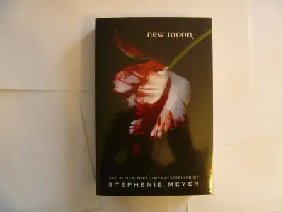 STEPHENIE MEYER Paperback - New Moon, View more