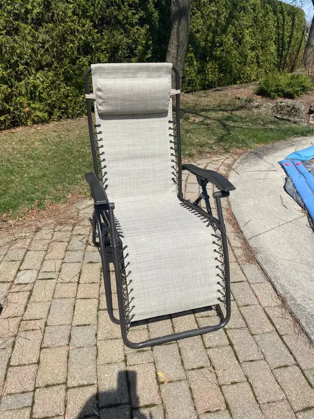 VICTORY GARDEN Zero Gravity Lounge Chair with Pillow, Beige in Patio & Garden Furniture in Markham / York Region - Image 2