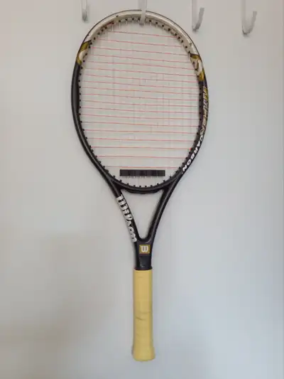 Très bonne condition, cordage hybride neuf / very good condition, new hybrid string-job. Note: Cette...