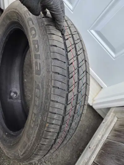 Selling a 195/60R17 Bridgestone Ecopia EP422 ENLITEN tire. ENLITEN tire is very good on fuel. Please...