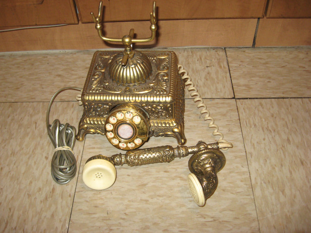 Vintage Monarch Rotary Dial Telephone Ornate Brass dans Téléphones résidentiels et répondeurs  à Ottawa - Image 3