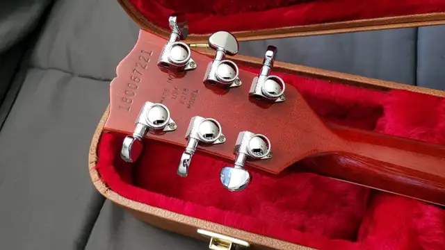 Gibson 2018 SG Standard in Guitars in Ottawa - Image 6