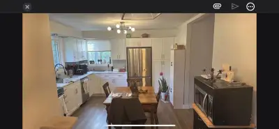 Furnished Room for rent in spacious apartment in quiet neighbourhood in Paisley. 25 minutes from Bru...