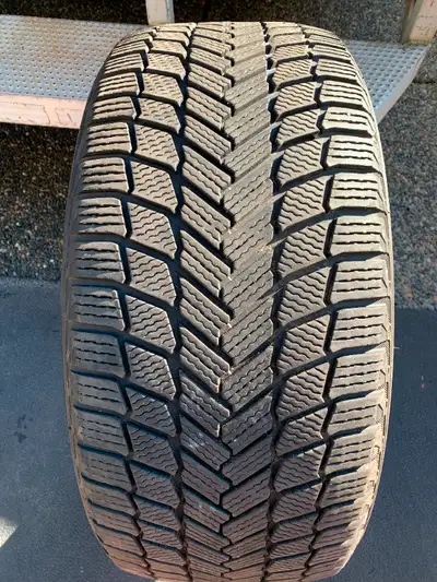 a nice Michelin winter tire in great shape with tons of tread (1 TIRE ONLY) size 275/40/22 108H M+S...
