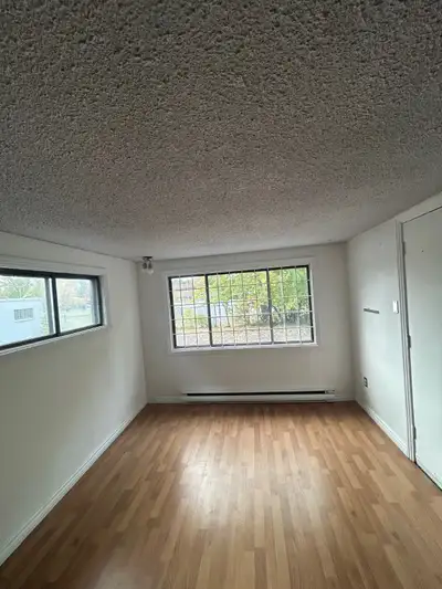 Idéalement situé dans le Vieux-Longueuil. Comprenant une salle d'attente, et une salle d'eau. Dim:10...