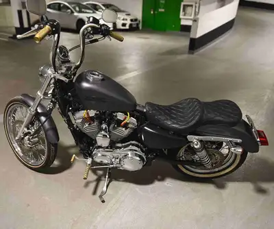 Selling an excellent condition 2016 Harley Davidson Sportster XL1200V Seventy-Two with factory insta...