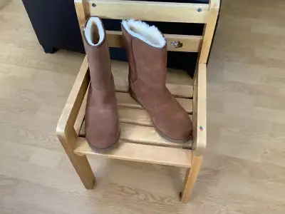 LADIES WINTER BOOTS “BRAND NEW”, View more