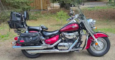 2007 Suzuki Boulevard C90 Sacoches et Valises de voyage. Pneu arrière neuf de 2025 Pneu avant 2024....