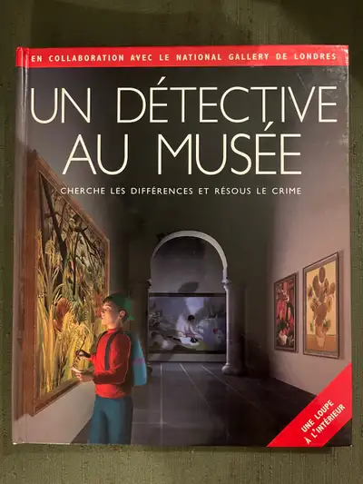 Je vends un livre de détective au musée. Ce livre est en bon état. Il y a une loupe à l'intérieur po...