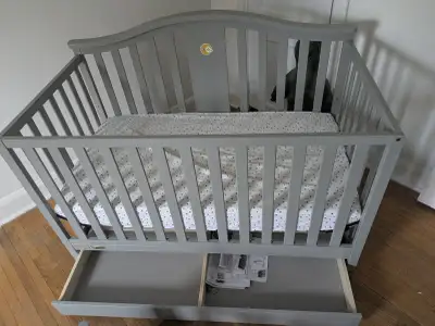 Graco Solano 4-in-1 Convertible Crib with Drawer and mattress and 2 x sheets. Mattress has a newborn...