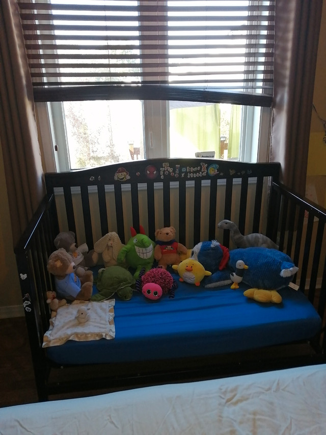 Crib / bed. It has been disassembled for easy transportation.  in Cribs in Gatineau - Image 4