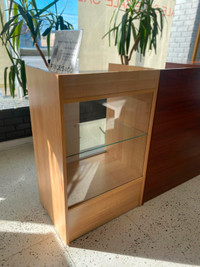 MAPLE SHOWCASE WITH FRONT GLASS
