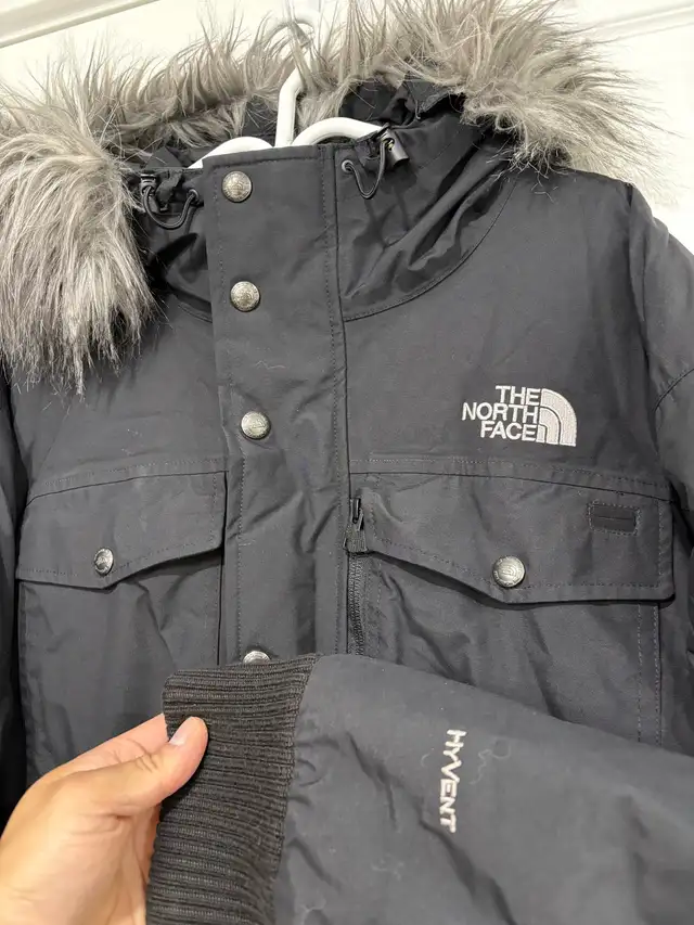 North Face Hyvent  winter coat LARGE in Other in City of Montréal - Image 4