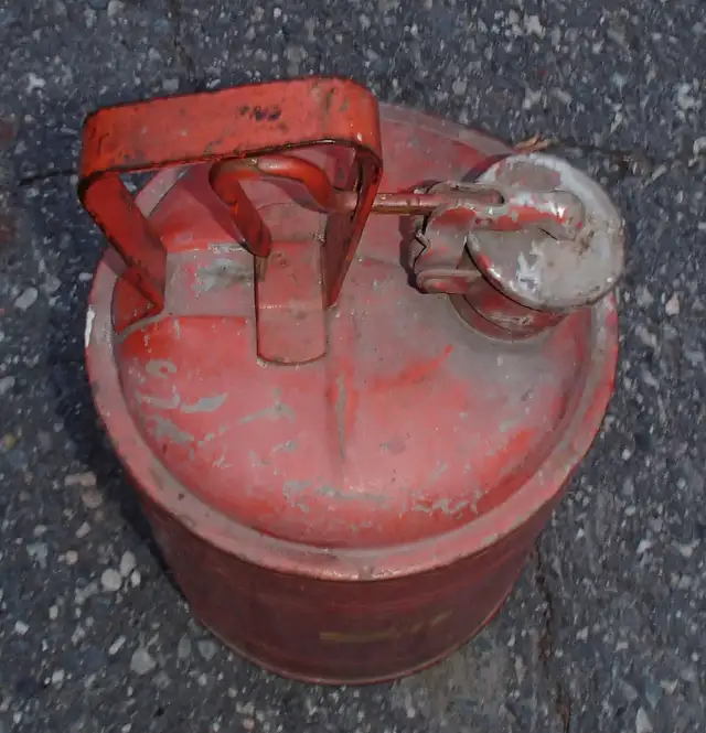 $40 Vintage 1940's Protectoseal Chicago gas can vintage garage in Hand Tools in Sudbury - Image 3