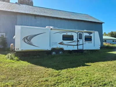 29' 2 extensions. 2012 Rockwood. Toujours stationnaire. Lits chauffants 60" à l'avant, 54" à l'arriè...
