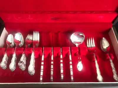 - This 8 person set that is in great condition. - Made by Oneida. - This silver plate cutlery set fe...