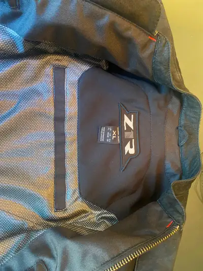 This Z1R Remedy leather jacket in size XL is a high-quality, pre-owned motorcycle garment designed f...