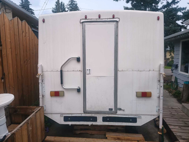 1980s Bigfoot 9.5ft Truck Camper in Travel Trailers & Campers in Calgary - Image 2