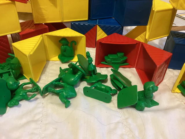 Anciens  blocs et animaux Tupperware 25$ dans Jouets  à Trois-Rivières - Image 2