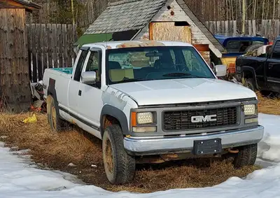 1994 GMC 2500 SL extended cab long box 4x4 with an automatic transmission, 5.7L V8 engine vortex, a...