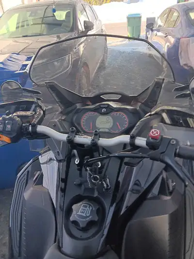 Skidoo MXZ TNT 2017 4936 km 850 E Tech chenille 137" Crampons 1.5" Ski munis de tracker Couleur noir...