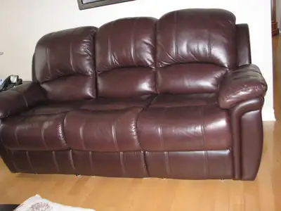 Sofa et causeuse en cuir véritable brun foncé de marque Elran. Inclinables. Photo du sofa (3 places)...