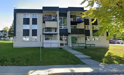 **DISPONIBLE MAINTENANT** Beau logement 4 1/2 sur la rue St-Hubert à Jonquière, à quelques pas de to...