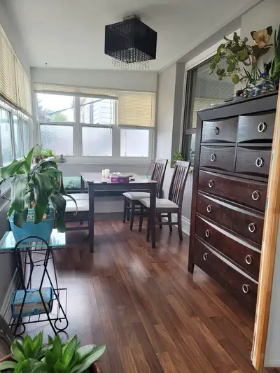 Big Bright 2 bedroom with huge back yard