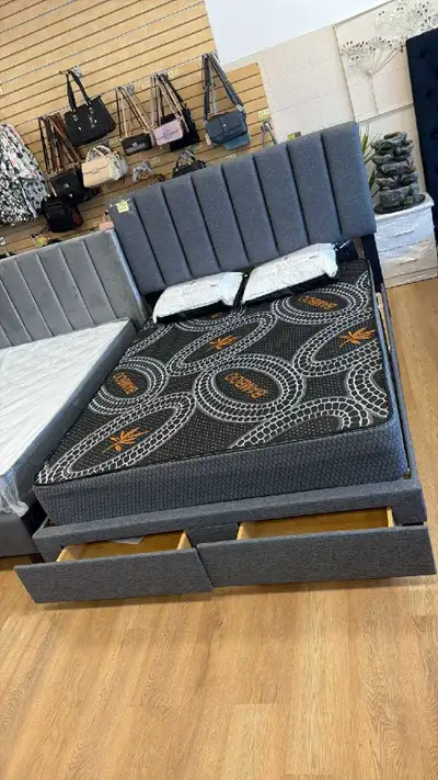 Lit coffre avec matelas à vendre, format Queen , View more