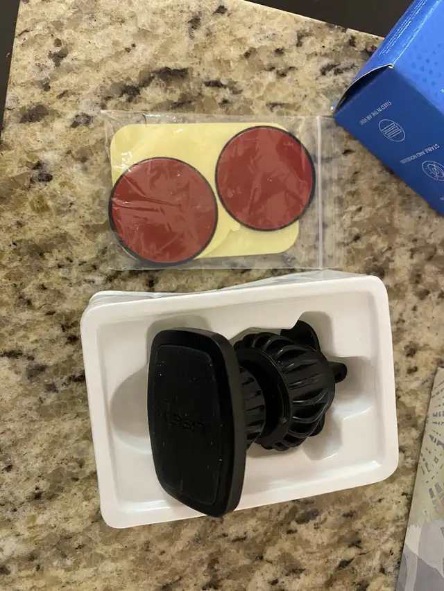 Lisen Car vent cellphone magnetic mount in Cell Phone Accessories in Hamilton - Image 4