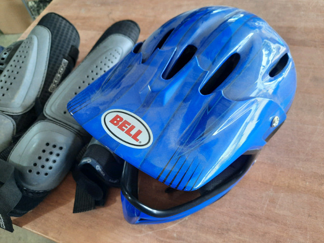 Bell Bike Helmet in Clothing, Shoes & Accessories in St. Albert