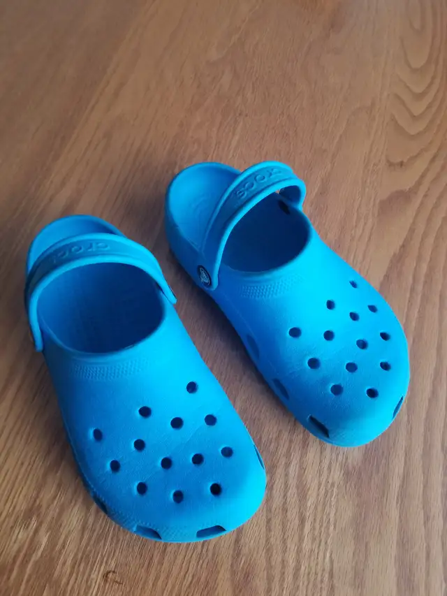 Sandales CROCS- grandeur junior 5 in Kids & Youth in Longueuil / South Shore - Image 3