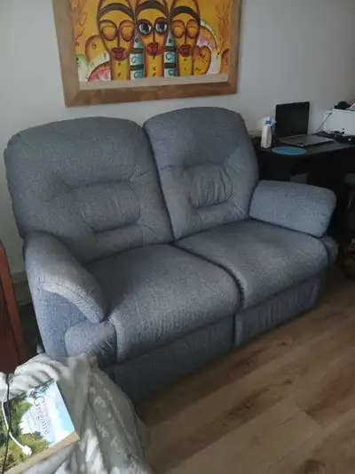 Causeuse en très bonne état inclinable