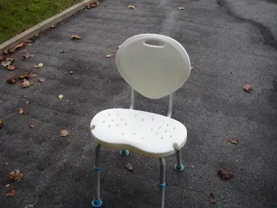 Chaise de bain ou douche pour personnes âgées , pattes ajustables bouts en caoutchouc antidérapant ....