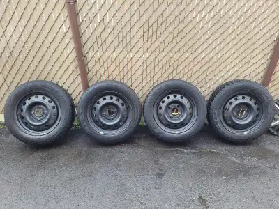 Roues en acier noir de 15 pouces en très bon état. servi seulement 2 hiver. Les pneus sont finis. po...