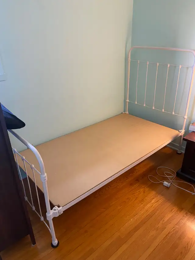 Lit simple antique in Beds & Mattresses in Longueuil / South Shore - Image 2