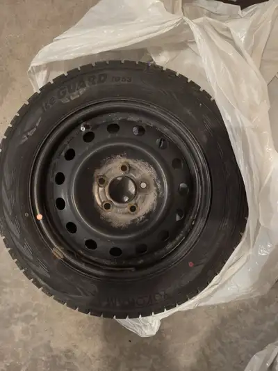 Ensemble de quatre (4) pneus d’hiver comme neufs (+/- 5,000 km) et un seul hiver d’usage. Montés sur...