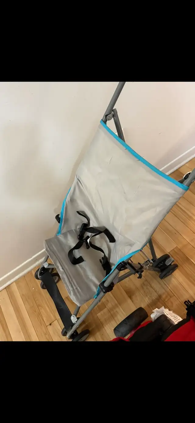 Poussette rouge à 40$ in Other in Longueuil / South Shore - Image 4