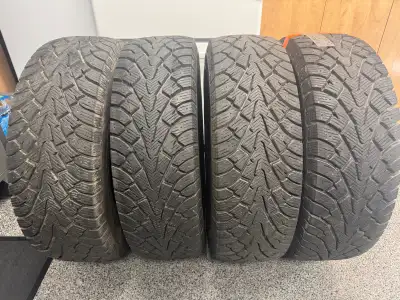4 pneus d’hiver ### LT275/70R18 Joyroad Winter RX858 125/122Q 10.PR. Usure 14/32 15/32. Presque neuf...