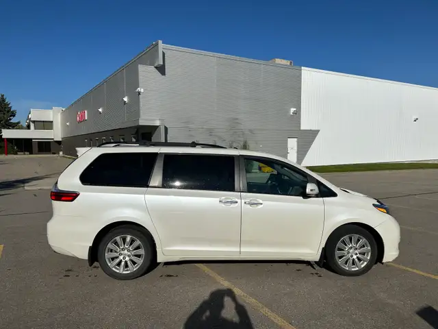 2015 Toyota Sienna Limited AWD - Leather / Dual Sunroofs