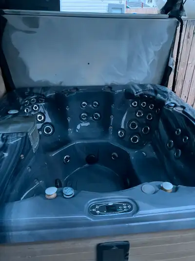 2014 Maax Collection 480 Hot Tub, works perfect, can sit up to 6 comfortably, heats up to 104 fahren...