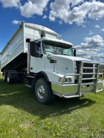 2009 Volvo tandem grain truck with 20 foot box , front hoist, 350,000 kms, D13 engine with 405 horse...
