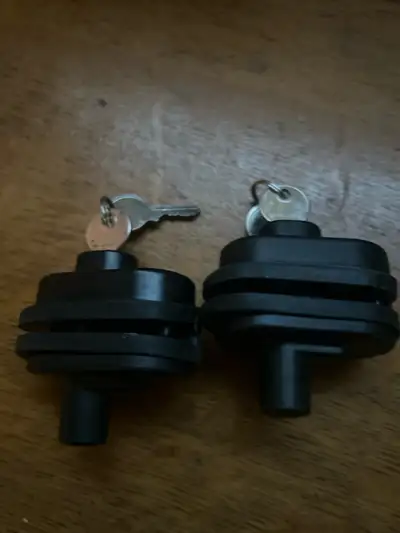 Je vends une paire de bouchons de vidange Mercury usagés, conçus pour maintenir votre embarcation ét...