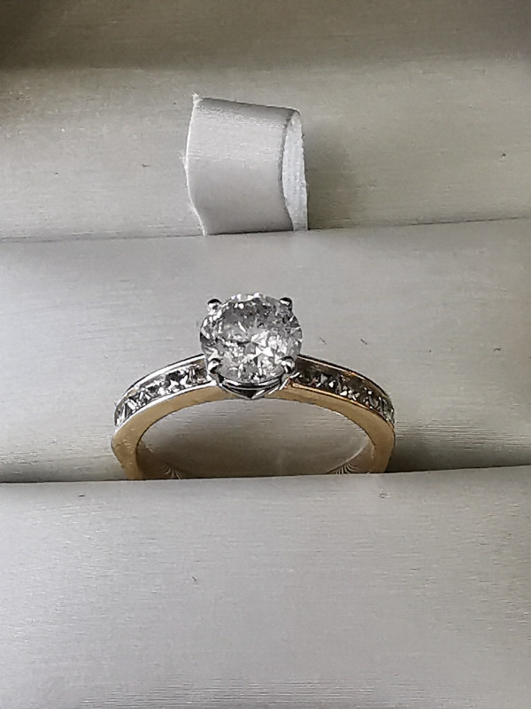 1.5 Carat Centre Diamond 18 kt  Gold Ring- over 2 ct total in Jewellery & Watches in Belleville